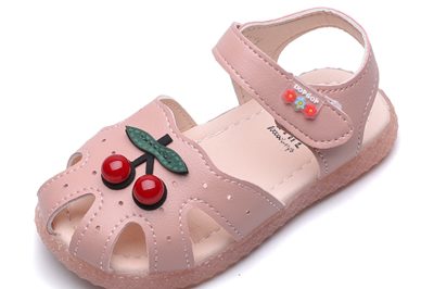 9 children’s sandals (1)