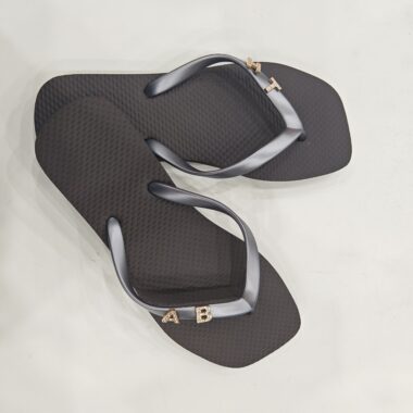 High-quality stylish outdoor women’s flip flops with durable soles