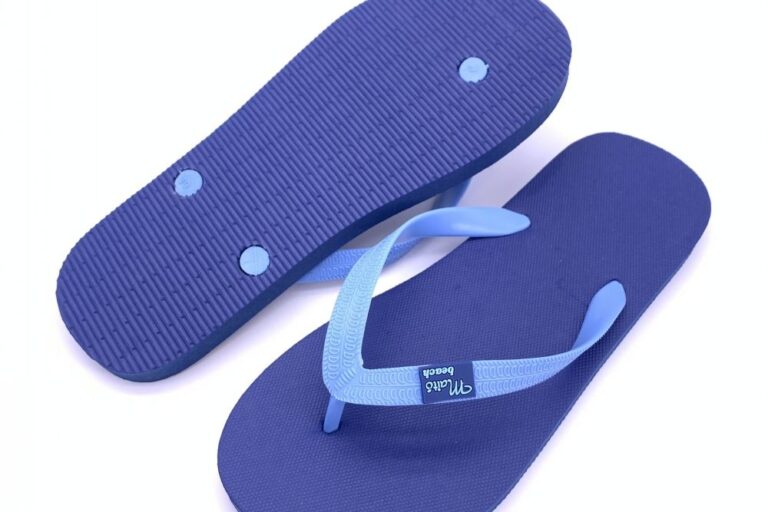 Wholesale custom casual unisex flip flops in various colors and designs