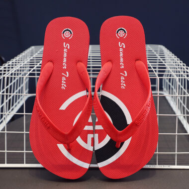 Summer new style soft sole non-slip men’s flip flops in casual setting