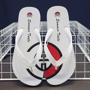 Summer new style soft sole non-slip men’s flip flops in casual setting