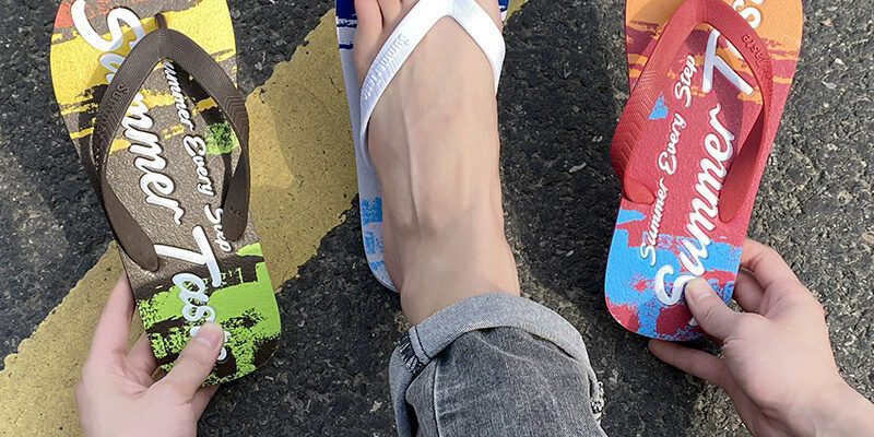 Hot-Selling Trendy Graffiti Men’s Flip Flops for Outdoor Style